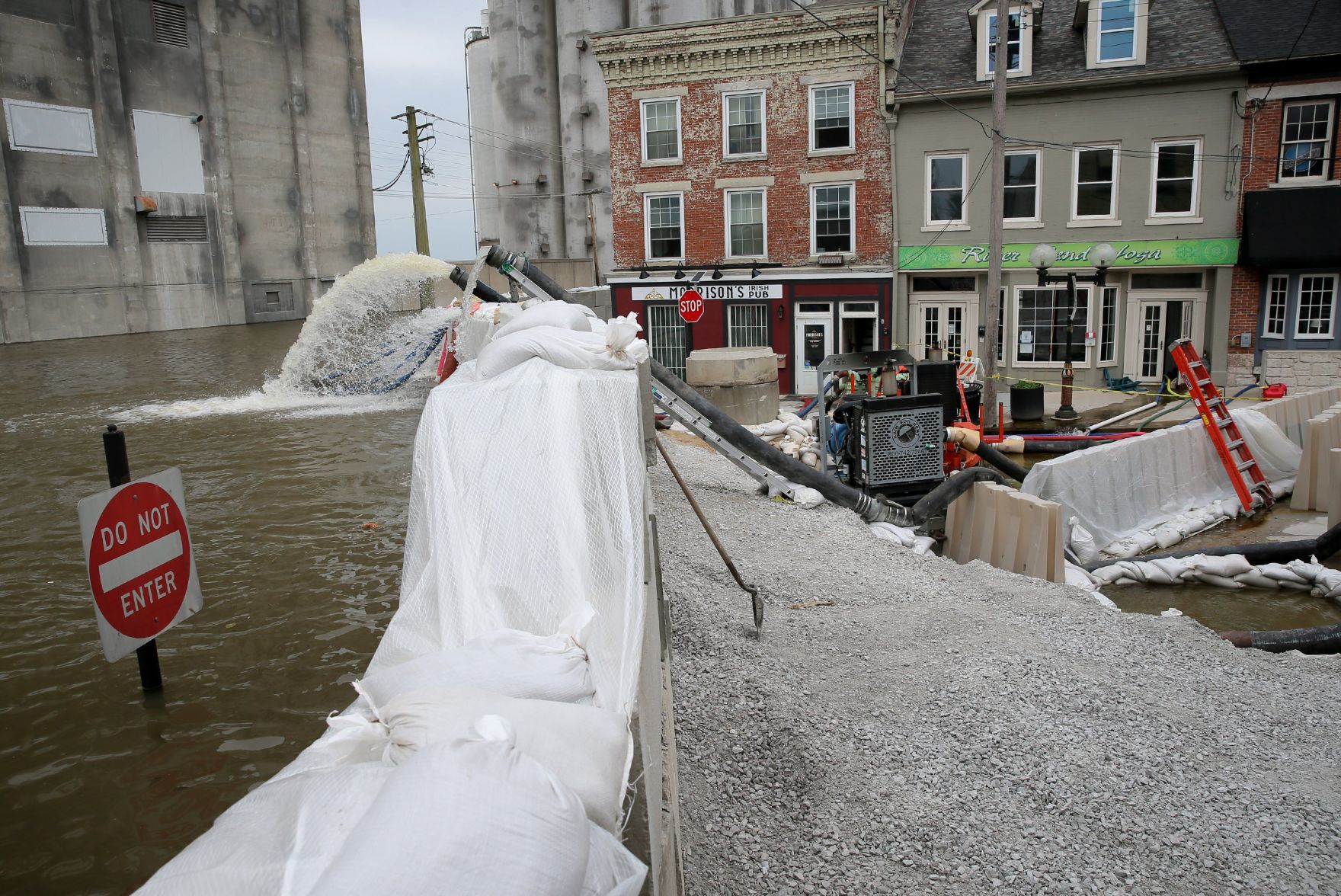 Mississippi River floodwater crests around St. Louis
